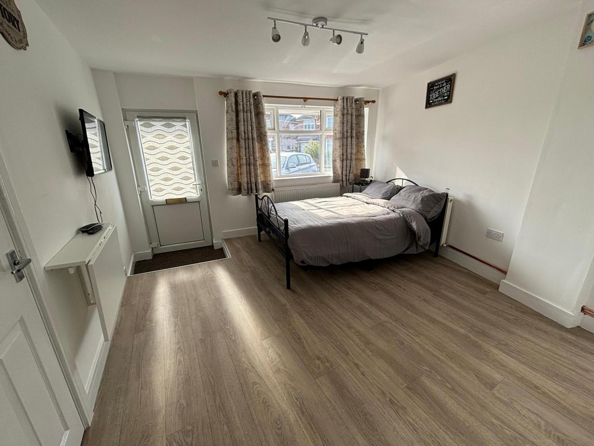 Modern & Cozy Gem - 10Min To City Center - Parking Йорк Экстерьер фото