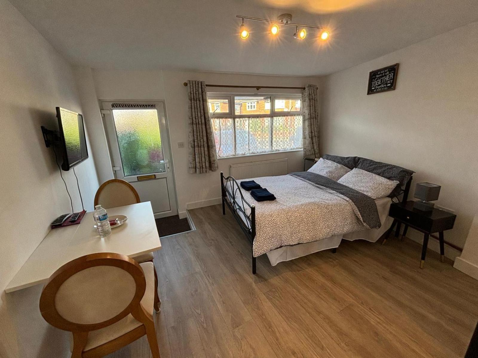 Modern & Cozy Gem - 10Min To City Center - Parking Йорк Экстерьер фото